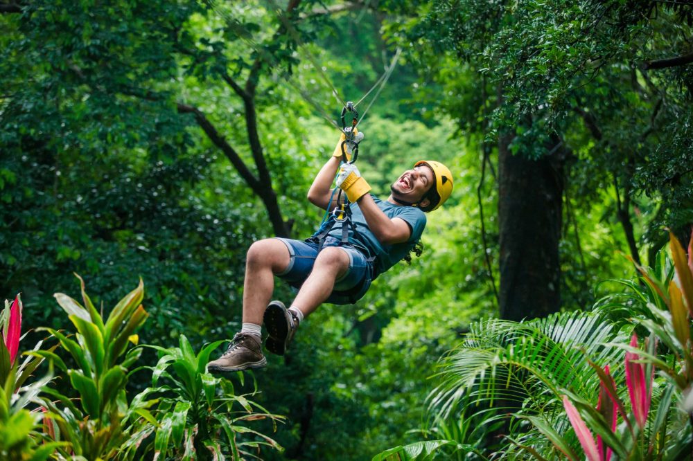 Dosel en Vandara un hombre de pie junto a un árbol