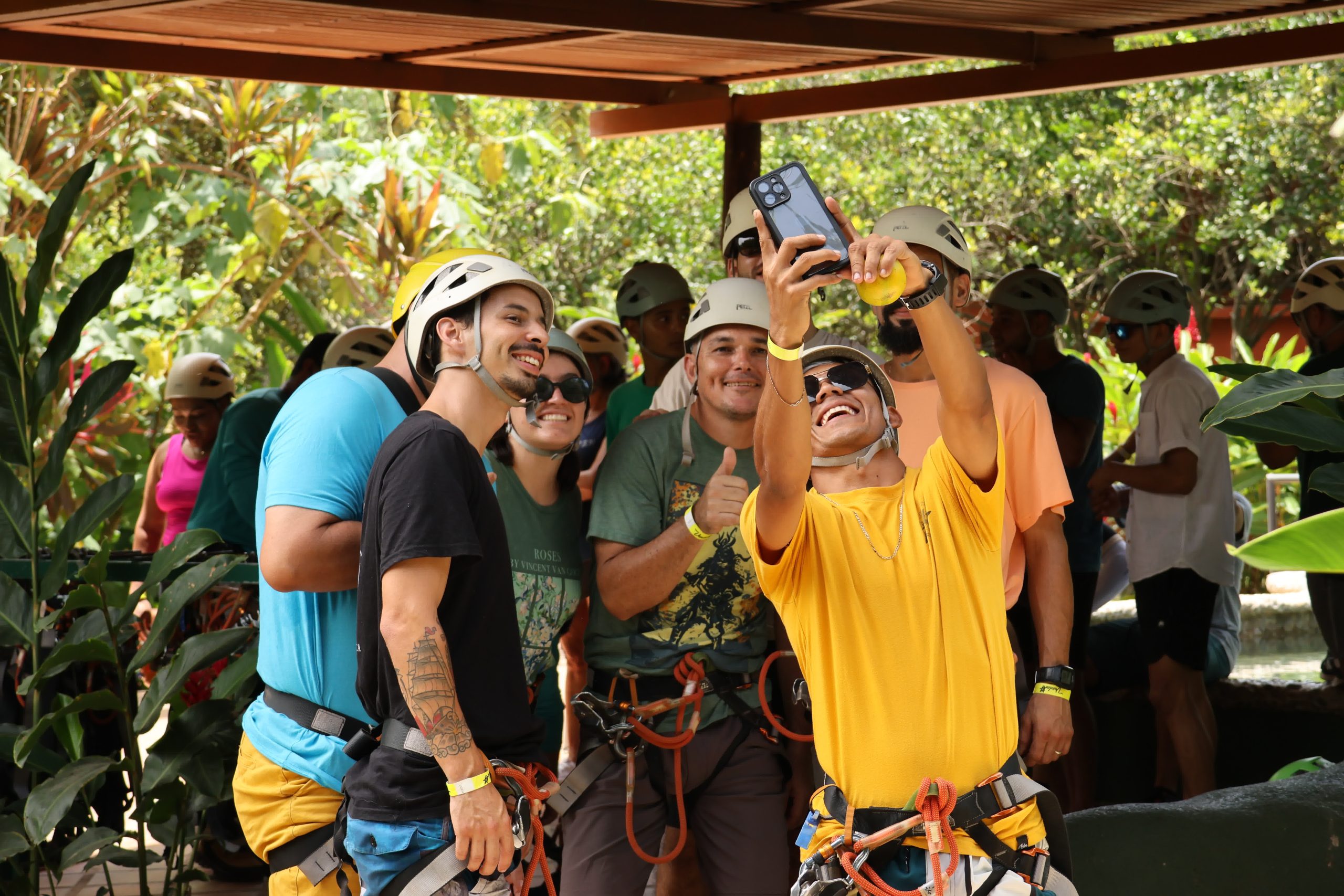 Grupo de personas con casco tomándose un selfie. En el exterior.