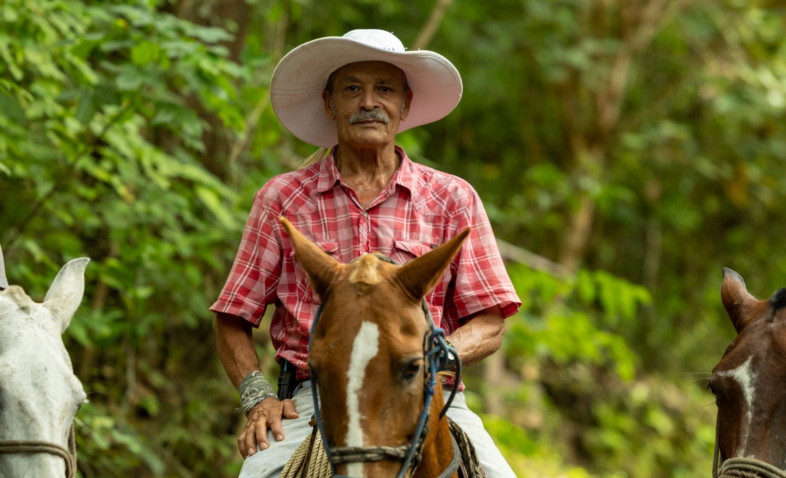 Local Guanacaste sabanero sharing traditional culture during the Rincón Thermals cultural experience